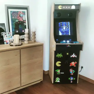 Machine deux joueurs en bois brut avec finitions soignées, parfaite pour revivre les combats de Mortal Kombat en duo