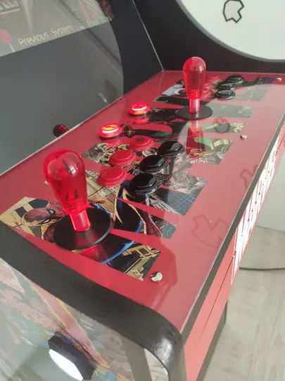 Détail d'un control panel personnalisé marvel pour jouer à deux à Pac Man joysticks poires