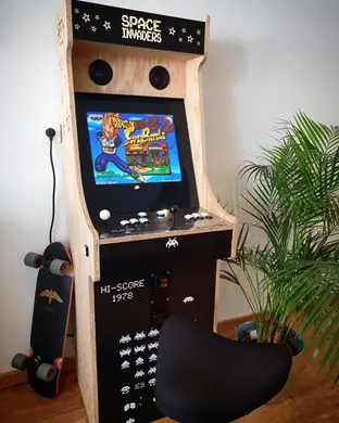 Console arcade bois élégante à double manette, ambiance chaleureuse et design, compatible avec plus de 3000 jeux classiques