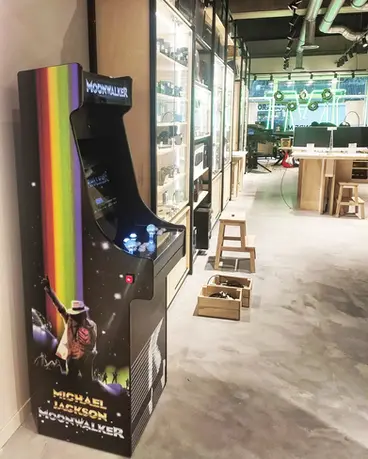 Borne d'arcade multijeux dans un magasin vintage jeux retro gaming