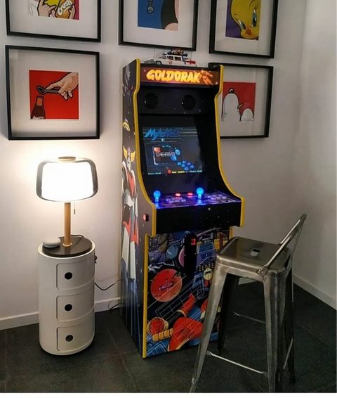 Machine d’arcade rétro installée dans un intérieur moderne avec mobilier design et éclairage doux
