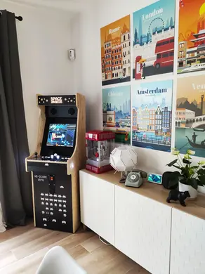Borne arcade artisanale bois massif, ambiance cosy avec éclairage doux et jouabilité à deux sur des titres comme Final Fight ou Out Run