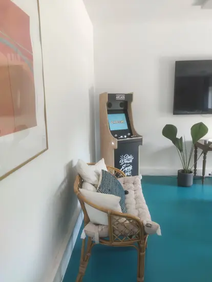 Machine d’arcade premium en bois massif, ambiance chaleureuse avec jeux cultes tels que Street Fighter II et Metal Slug