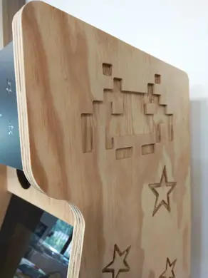 Détail d'un logo Invaders gravé sur une borne d'arcade 2 joueurs