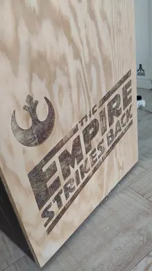Détail du bas d'une borne d'arcade star wars gravée Empire