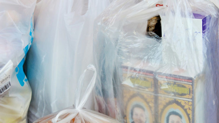 Decomposição de sacolas plásticas