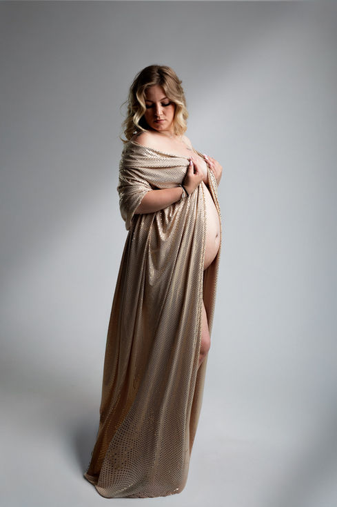 Femme enceinte habillé d'un voile beige