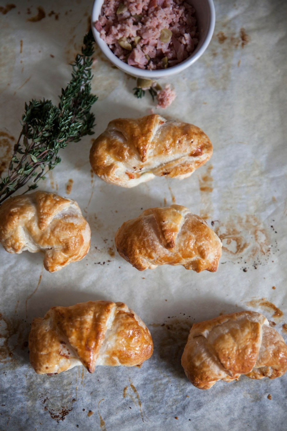 Croissants au jambon aux olives et au thym
