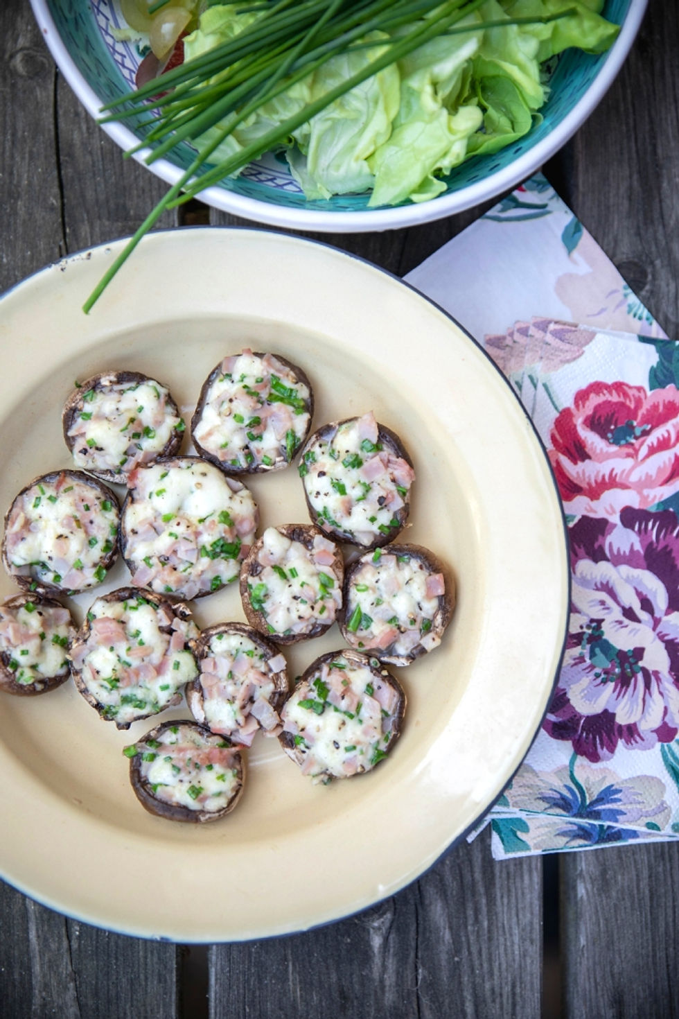 Champignons de Paris farcis à la mozzarella et au jambon
