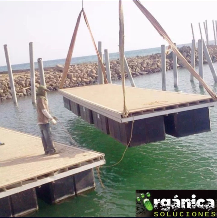 Miniatura: Docks, muelles, puentes y plataformas flotantes de plastico, aluminio, madera 
