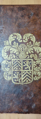 restauration de livre plein cuir avec blason doré XVIII ème sc. 