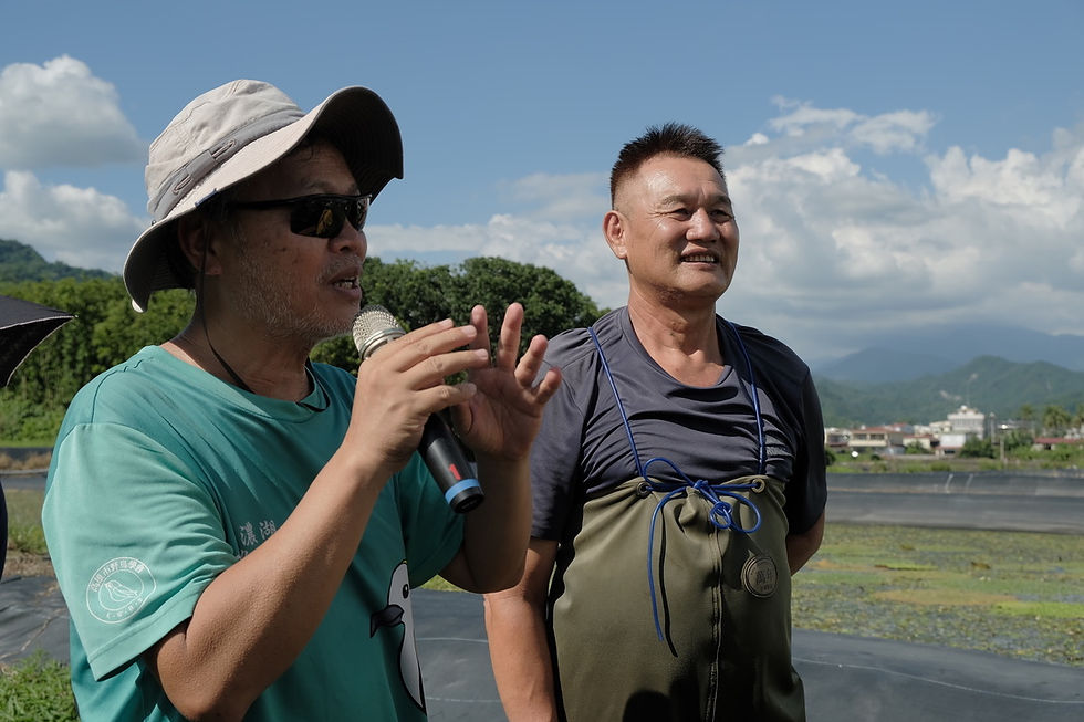 野蓮產銷班李煥生班長及水雉復育行動發起人劉孝伸講解野蓮種植及水雉生態