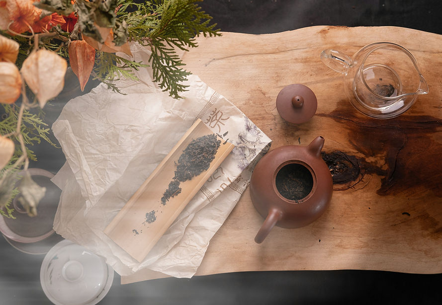 Tea set with teapot and cup, with dried tea leaves, tea shop