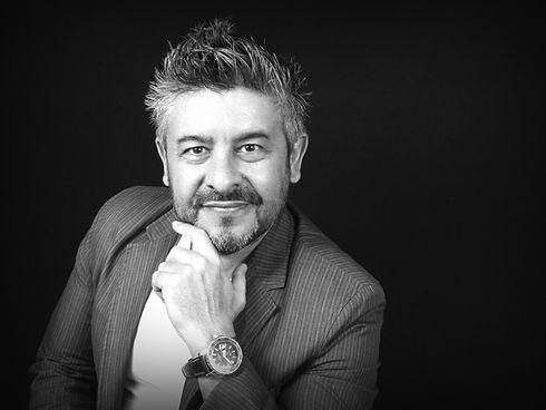 efrain barrera con reloj foto estudio blanco y negro.jpg