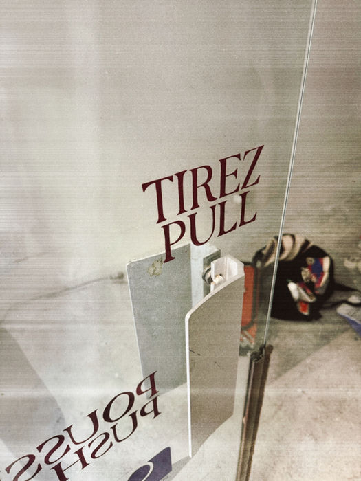 Lettrage peint sur vitre