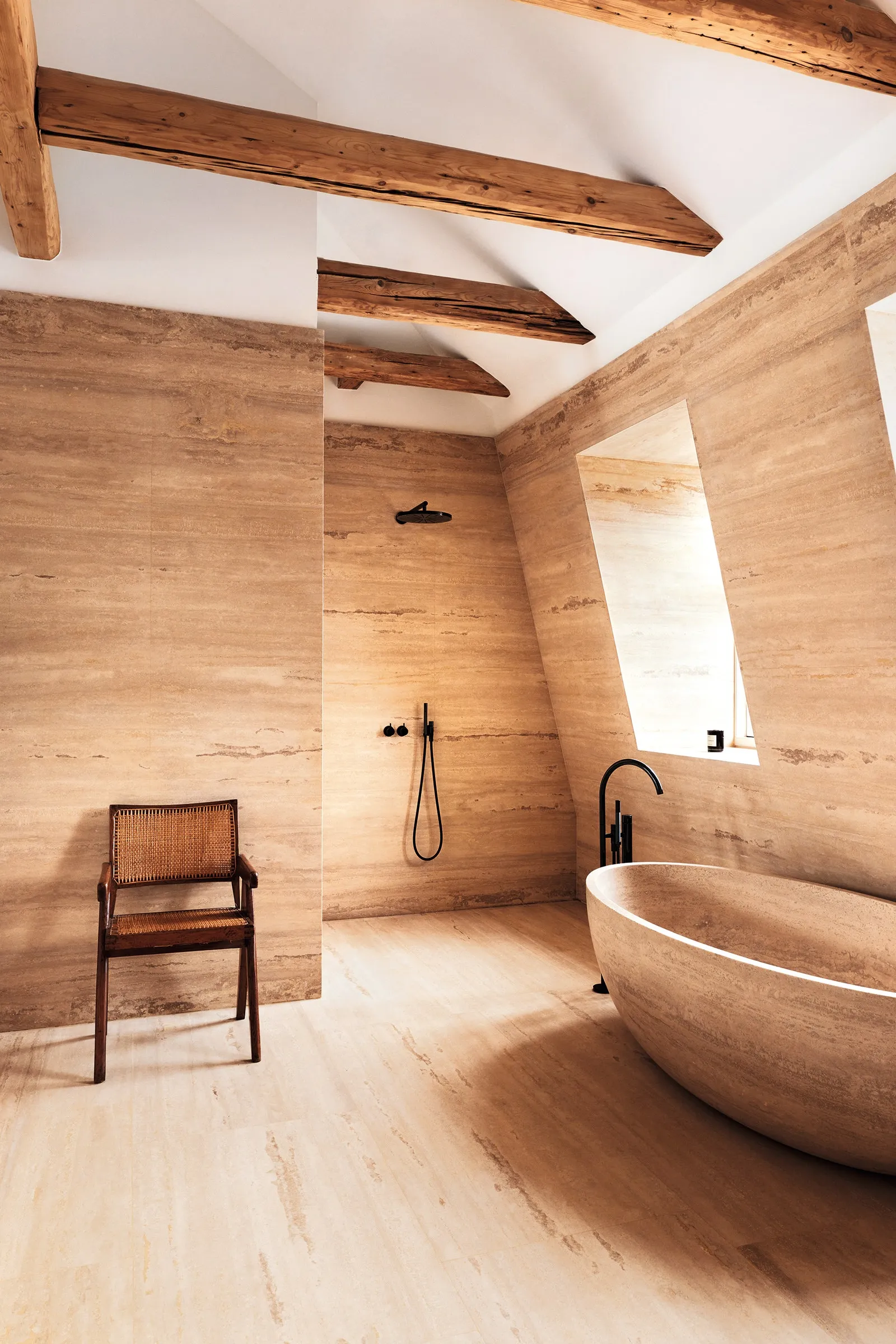 Le travertin, vu  par Faubourg Intérieurs, architecte d'intérieur à  arcachon et Bordeaux. Conseil en décoration. Décorateur d'intérieur. 