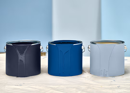 Trio de bleus, couleurs de l'année de de dulux Valentine. Faubourg Intérieurs, architecte d'intérieur à Bordeaux et Arcachon. pots de peinture. 