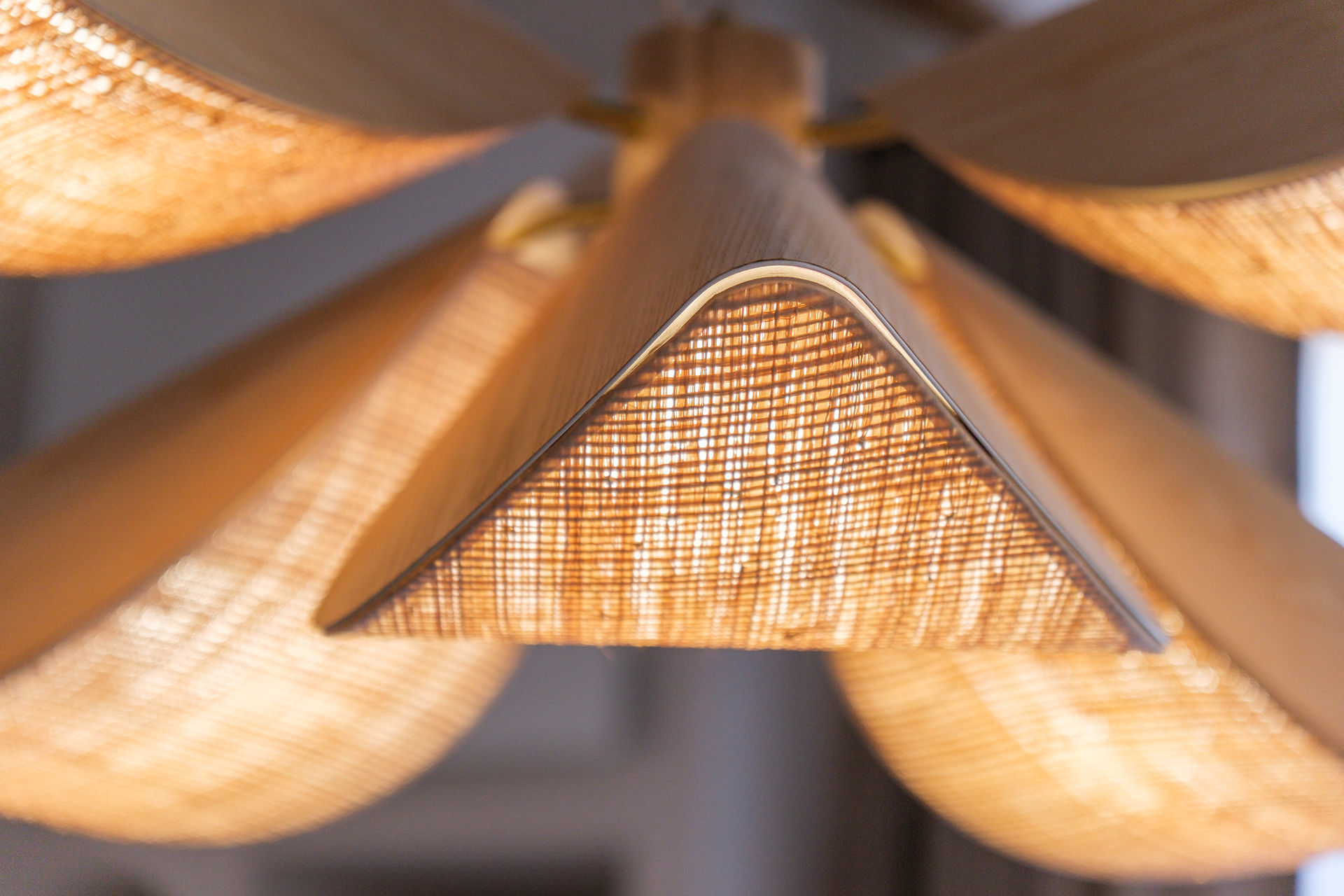 Luminaire inspiration balinaise pour une maison à Biscarrosse; Faubourg Intérieurs, décorateur d'intérieurs à Biscarrosse.