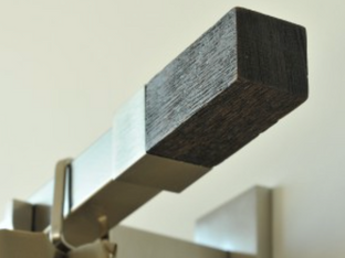 Houlès. 
Retrouvez les collections de passementeries et de tringles  à l'agence Faubourg Intérieurs, décorateur à Bordeaux et à Arcachon. 