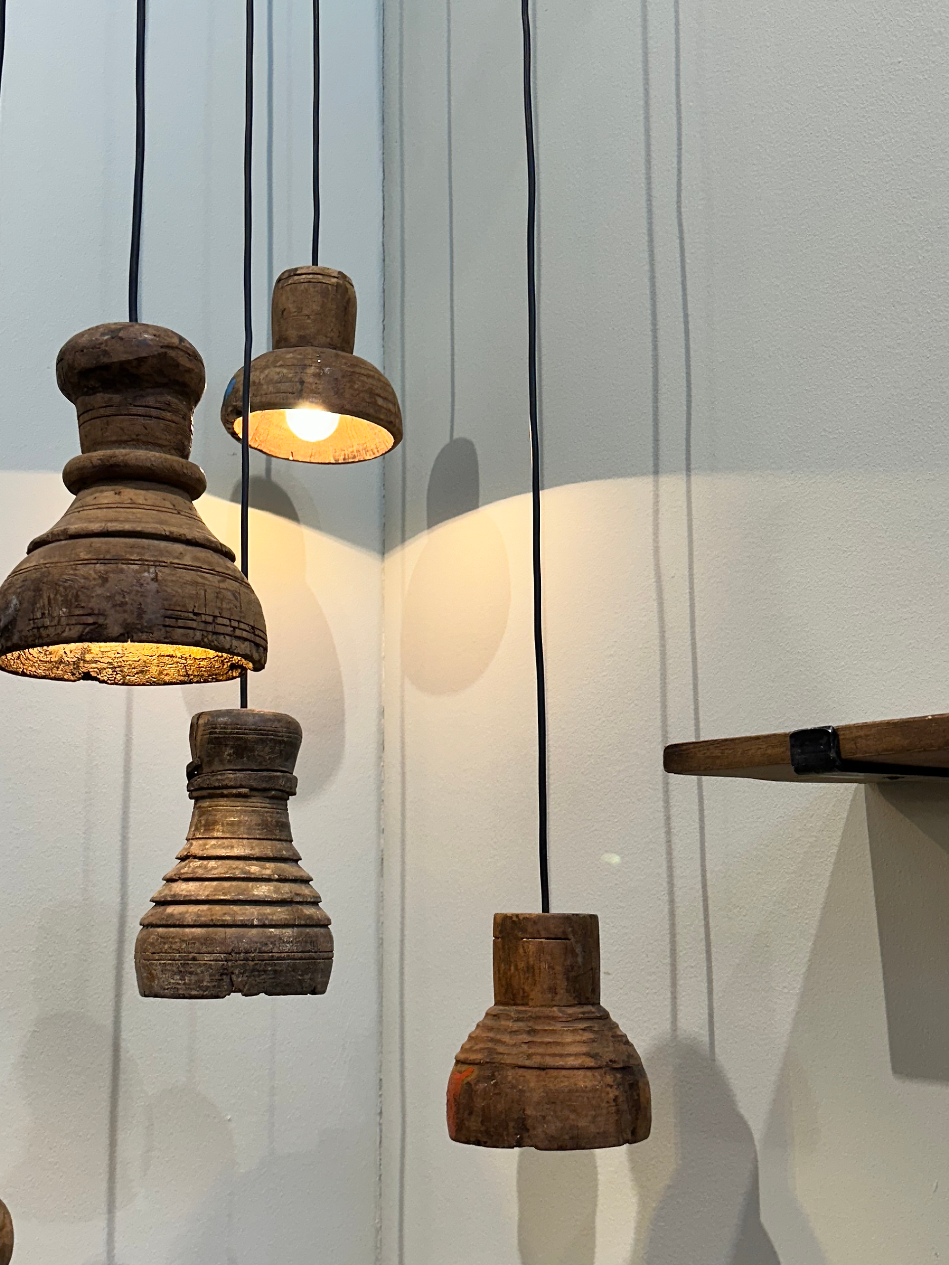 Maison et Objet 2024. Faubourg Intérieurs, décorateur à Bordeaux et Arcachon. Luminaire bois.