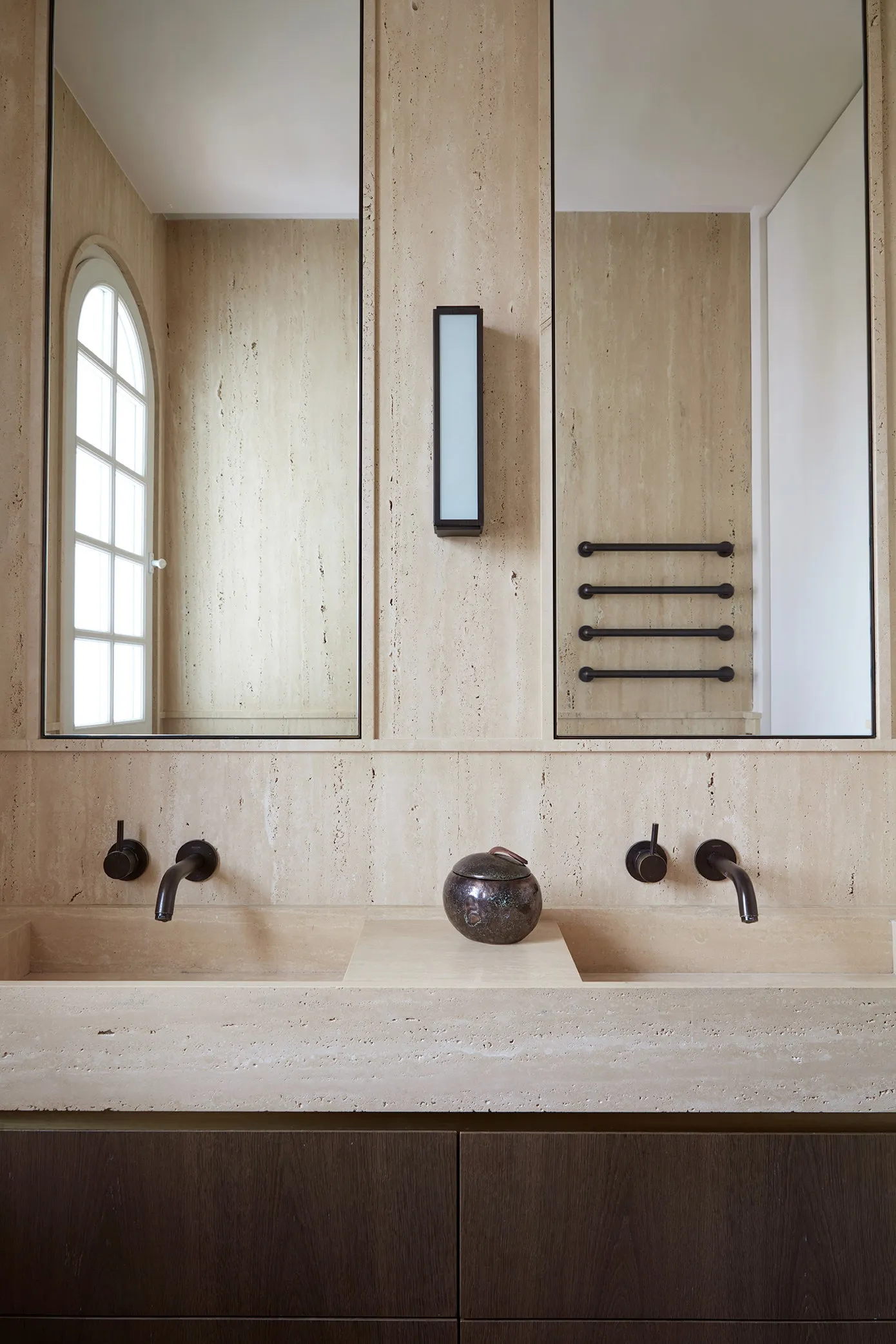 Le travertin, vu  par Faubourg Intérieurs, architecte d'intérieur à  arcachon et Bordeaux. Conseil en décoration. Décorateur d'intérieur. 