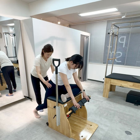 ピラティススタジオアールアップセンター北でパーソナルピラティスのレッスンを受ける風景