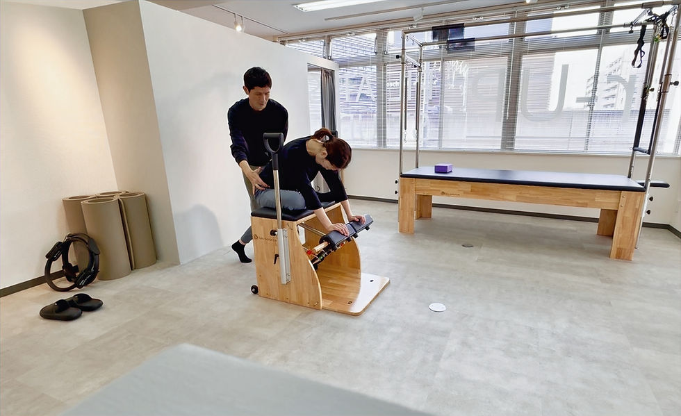 ピラティススタジオアールアップでのマシンピラティスのパーソナルレッスンの様子