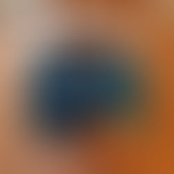 Finanzcoaching Gutschein im blauen Couvert mit blau-silbernem Geschenkband