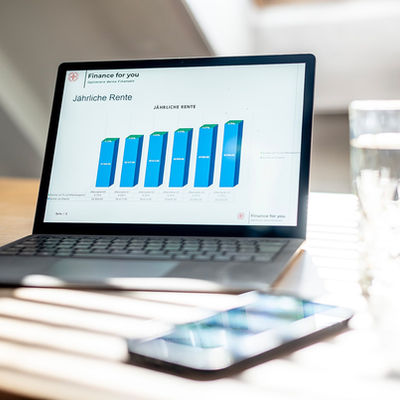 Ein Laptop mit einer Altersvorsorge Berechnung