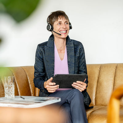 Ruth Sarbach begleitet eine Kundin telefonisch im Finanzcoaching – Fokus auf Klarheit, Sicherheit und finanzielle Selbstbestimmung