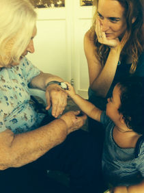 תמונה מס’ 1: סבתא, אני, יהונתן והשעון