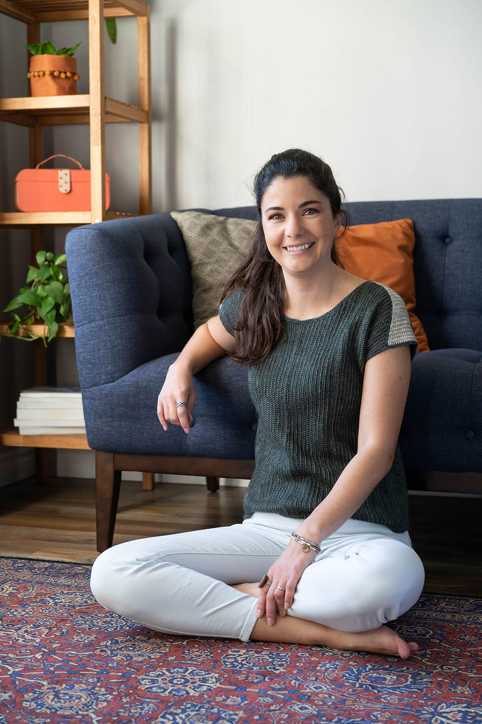 Miniature : vertuo patron haut pour femme au crochet vu de face avc design en forme de V sur les manches