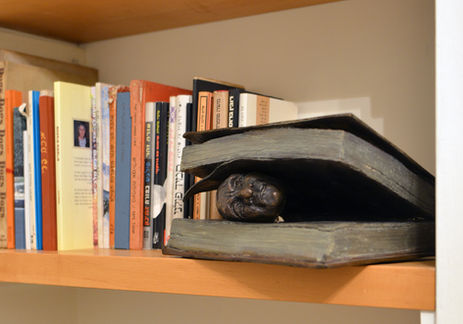 איש בתוך ספר - פסל ברונזה, יעל ארליכמן