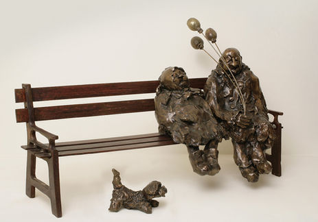זוג זקנים על ספסל עם בלונים - פסל ברונזה, יעל ארליכמן