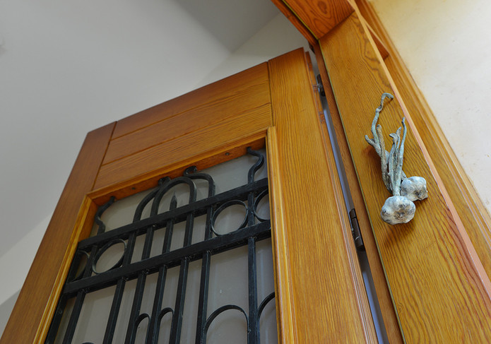 מזוזת שום, פסל ברונזה, יעל ארליכמן