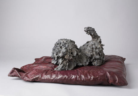 כלב על כרית, יציקת ברונזה, יעל ארליכמן