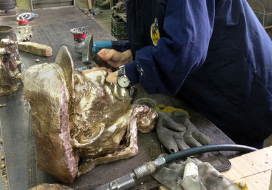 ליטוש בברונזה והכנת חלקי הפסל לריתוך