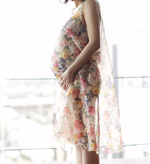Donna incinta in un vestito