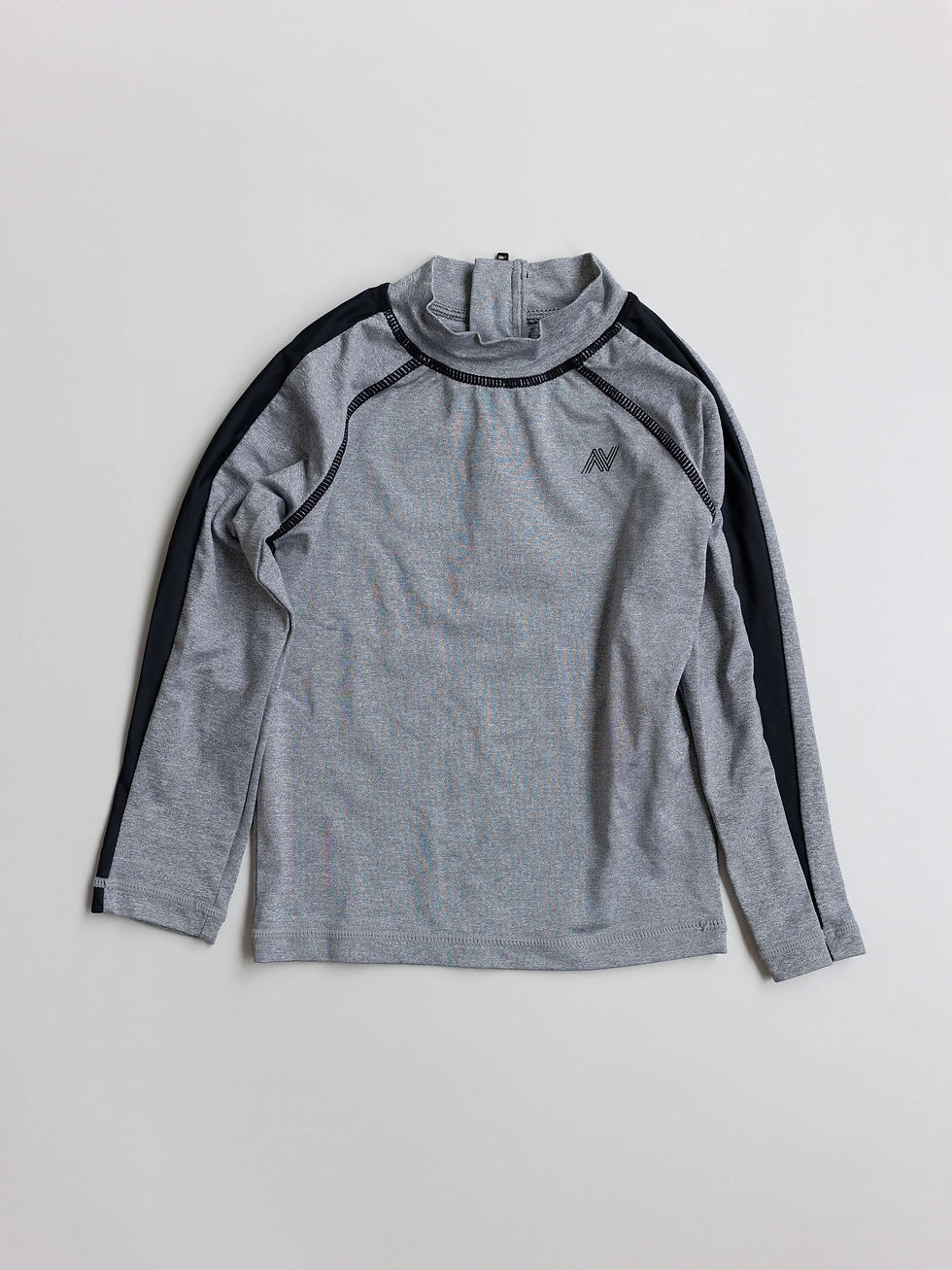 חולצת ילדים אפורה עם פסים שחורים