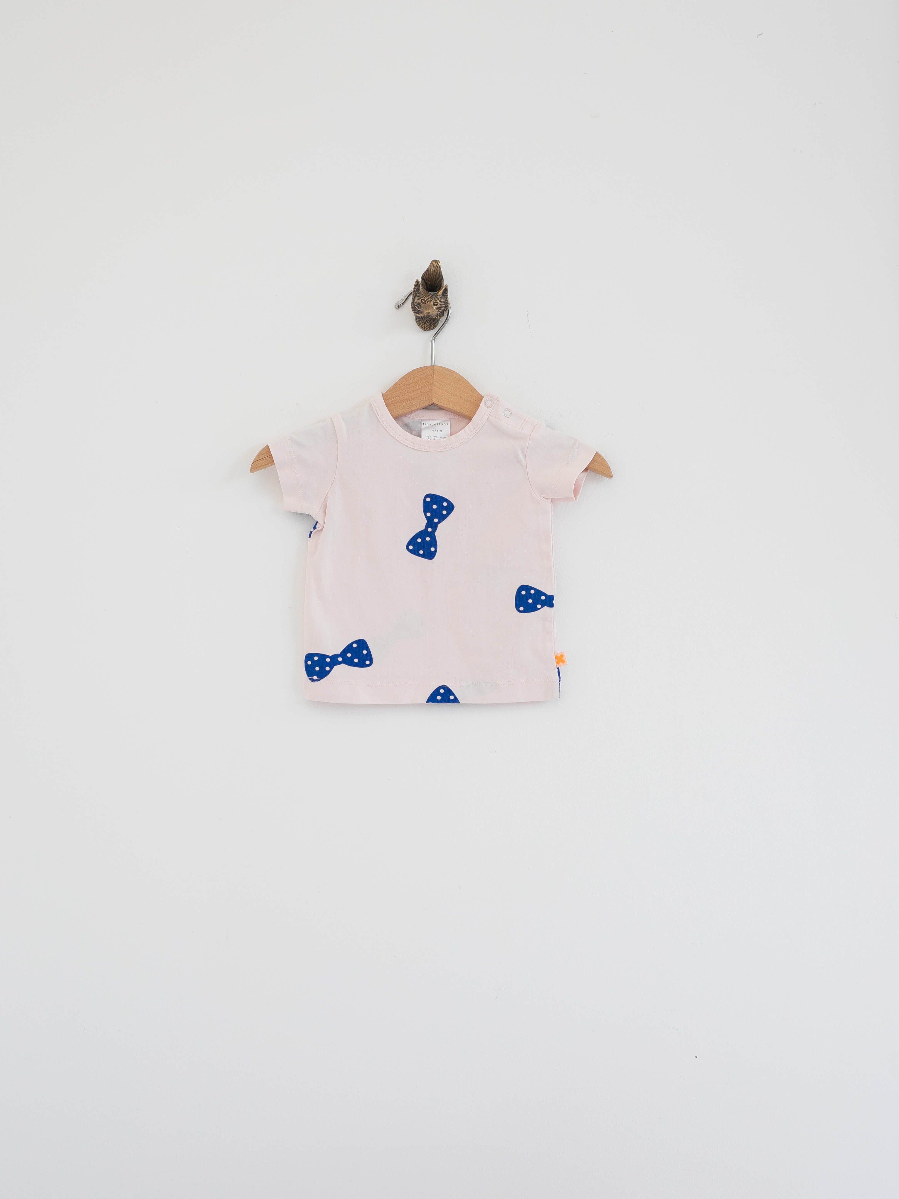 חולצת תינוקת ורודה עם קשתות כחולות