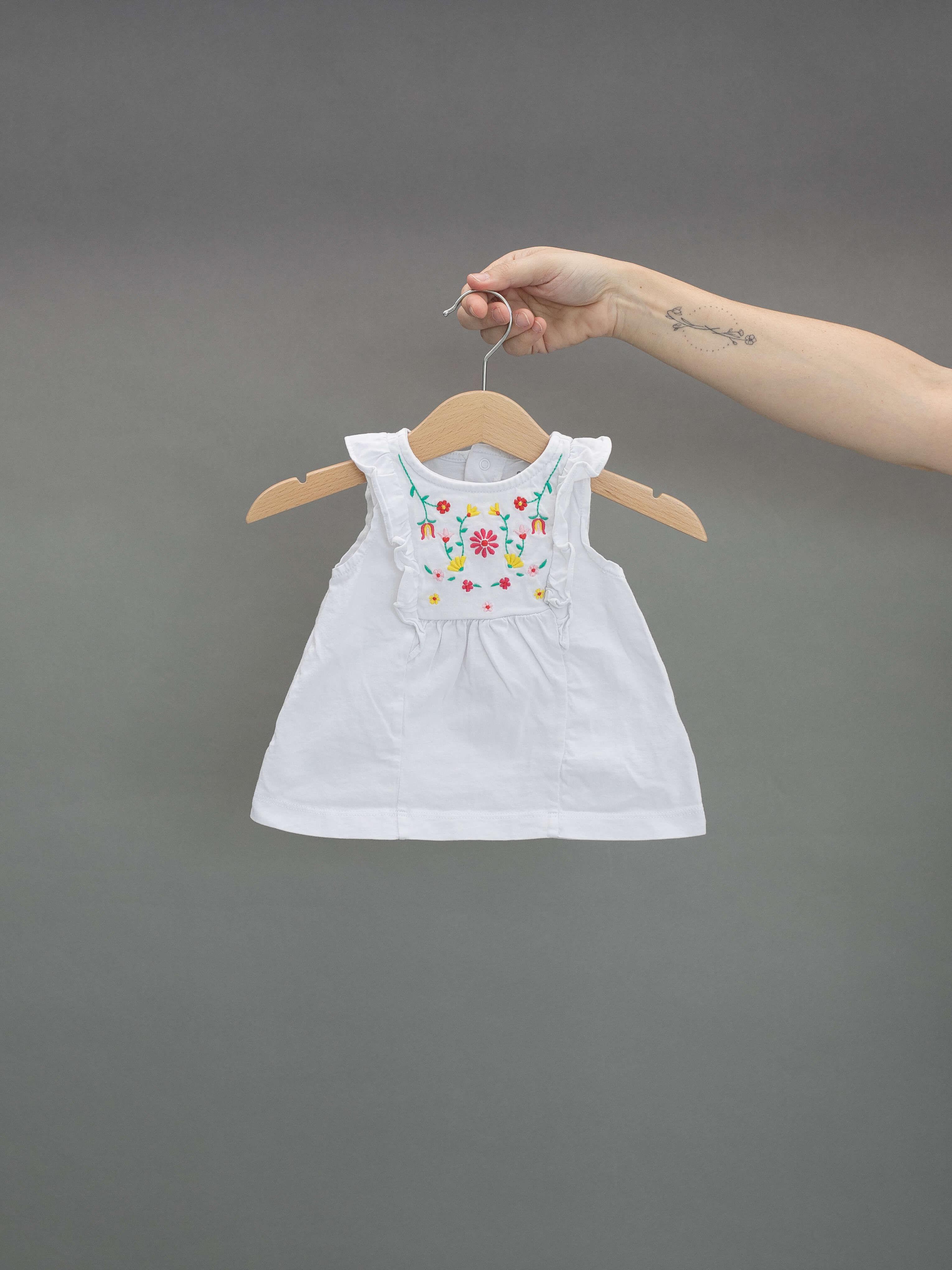 שמלה לבנה רקומה לתינוקת