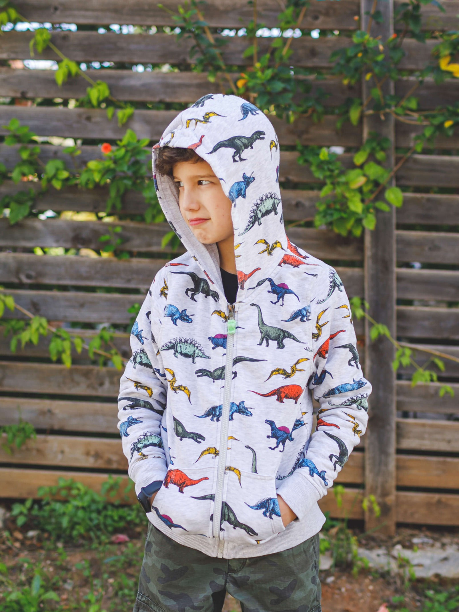 ילד לובש סוודר עם דינוזאורים