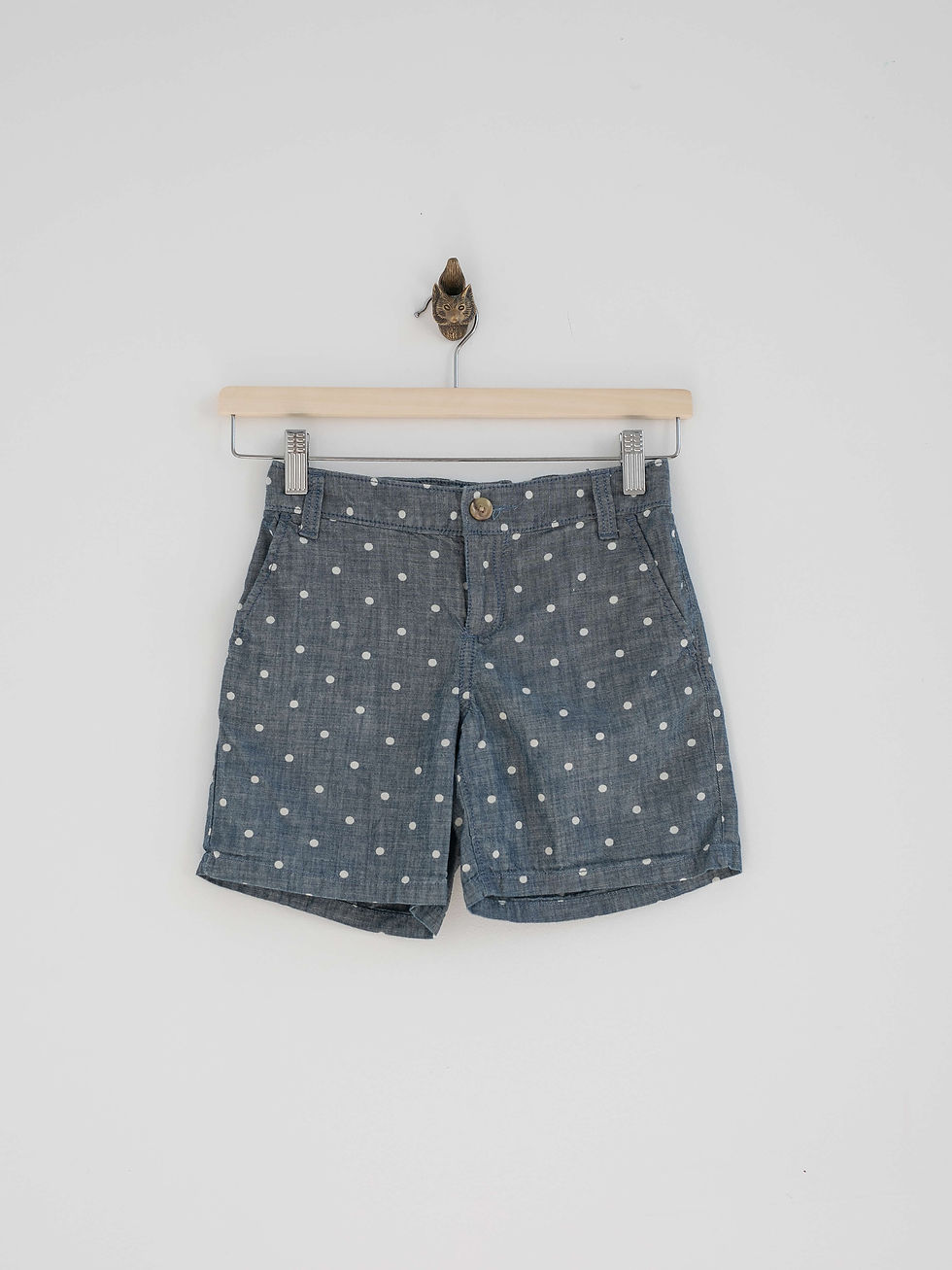 מכנסיים קצרים אפורים עם נקודות לבנות