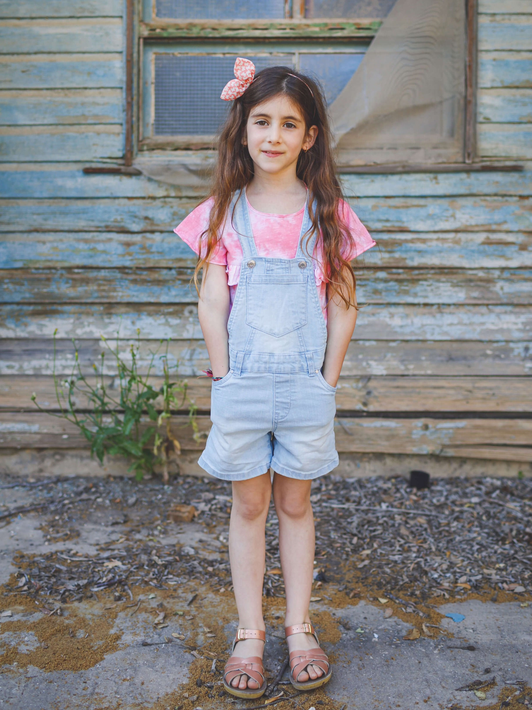 ילדה חמודה בבגדי עבודה