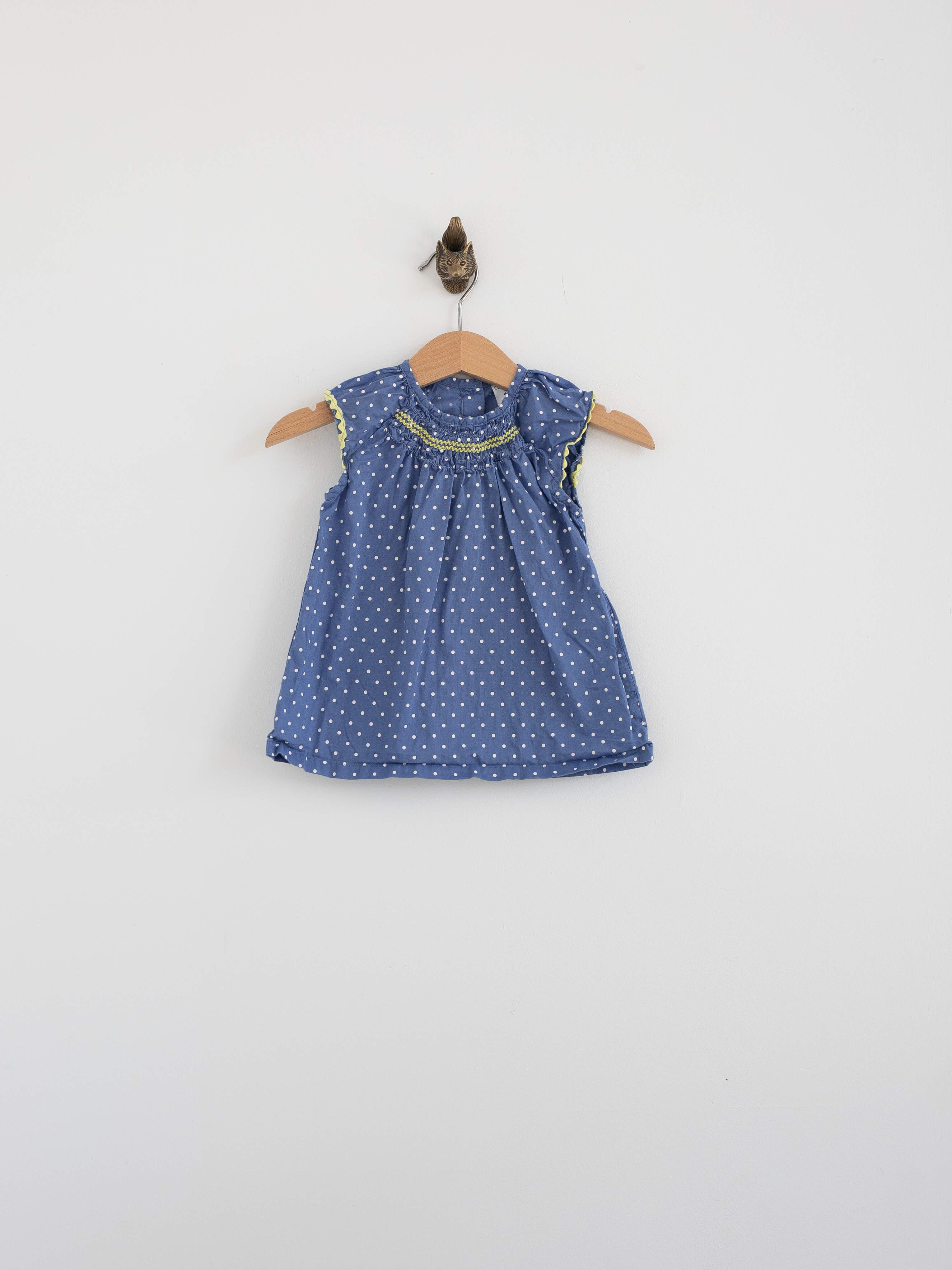 שמלה תינוקת כחולה עם נקודות לבנות