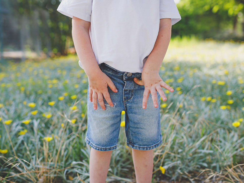 תמונה ממוזערת: ילד קטן עומד בשדה פרחים צהובים