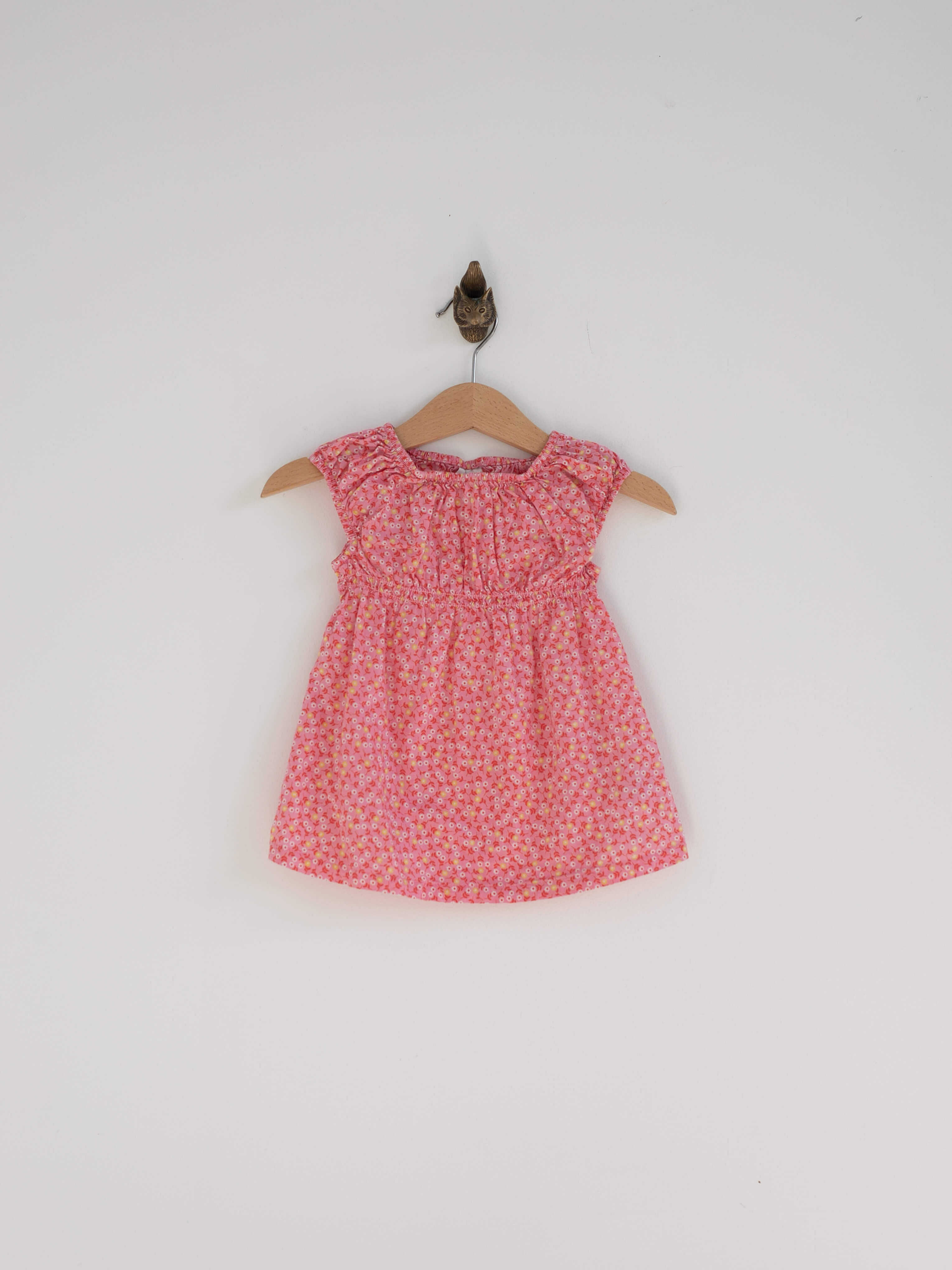 שמלה ורודה עם פרחים לבנות