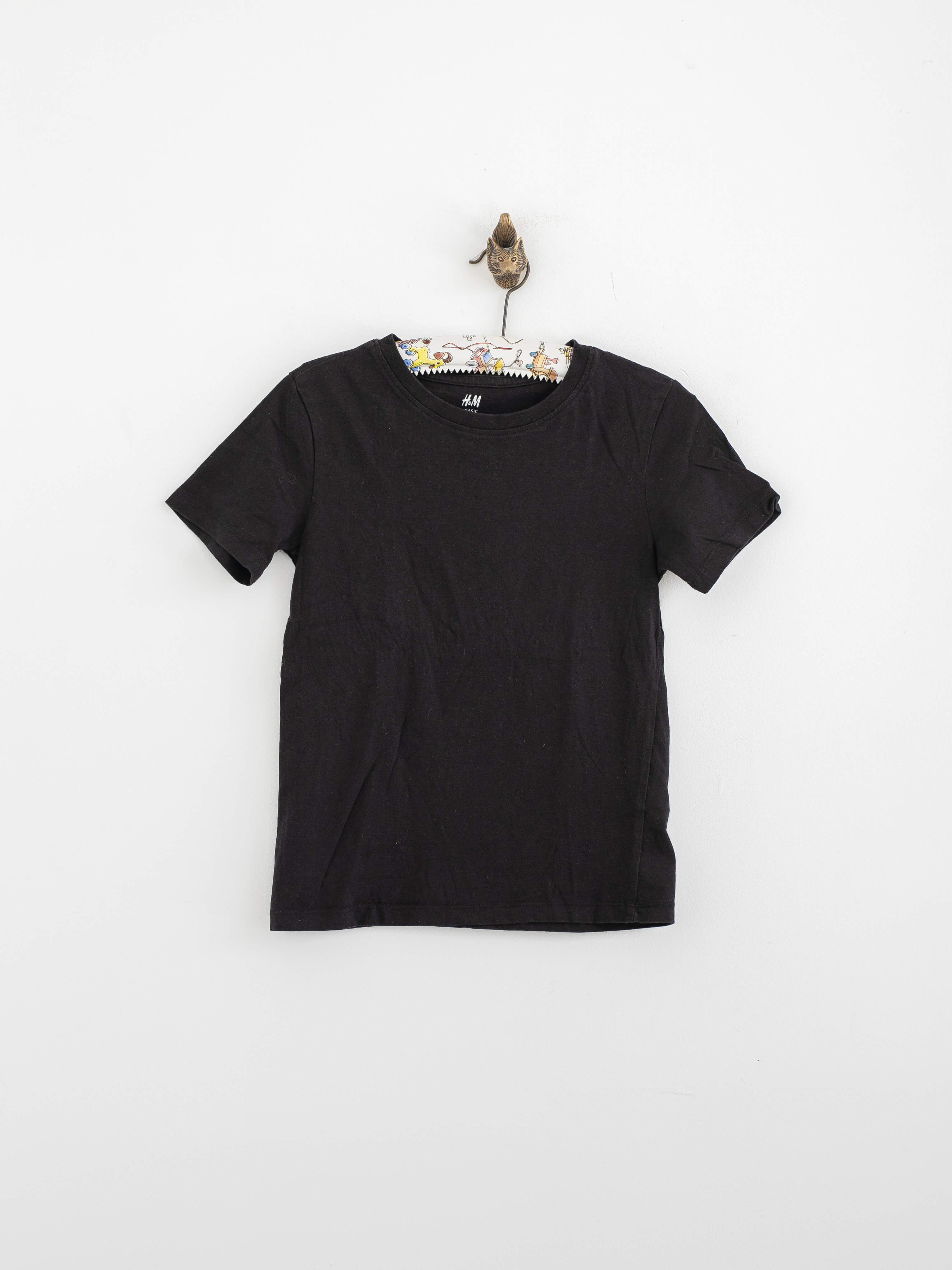 חולצת טי שחורה פשוטה