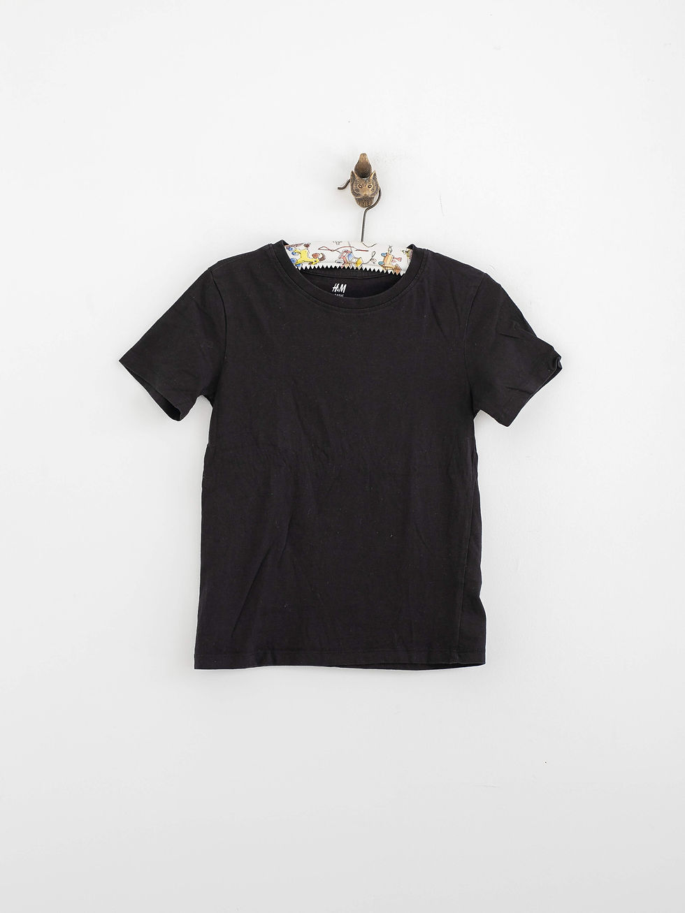 חולצת טי שחורה פשוטה