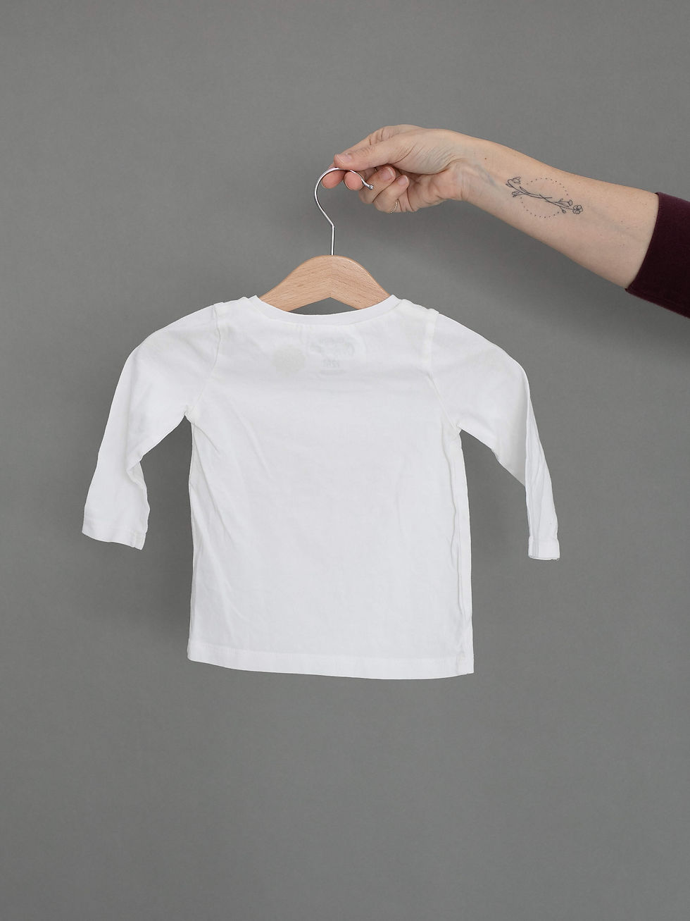 חולצת תינוק לבנה